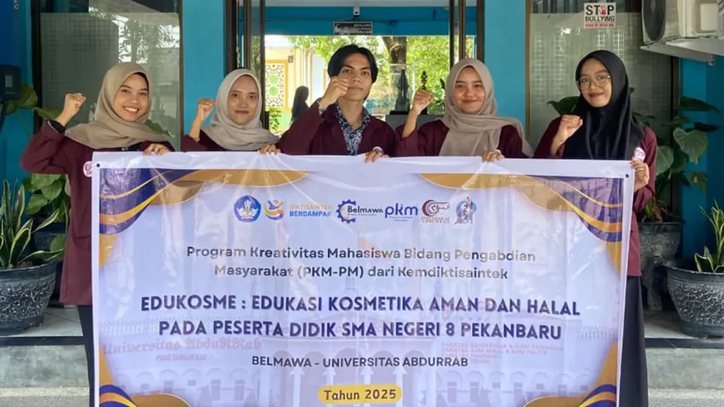 Siswa SMAN 8 Pekanbaru menyimak materi yang disampaikan Tim PKM-PM Universitas Abdurrab dalam kegiatan Edukosme: Edukasi Kosmetika Aman dan Halal, Jumat (22/8/2025). Foto: pribadi