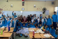 Suasana ceria siswa SMAN 8 Pekanbaru bersama Tim PKM-PM Universitas Abdurrab usai kegiatan Edukosme: Edukasi Kosmetika Aman dan Halal, Jumat (22/8/2025). Foto: pribadi 