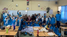 Suasana ceria siswa SMAN 8 Pekanbaru bersama Tim PKM-PM Universitas Abdurrab usai kegiatan Edukosme: Edukasi Kosmetika Aman dan Halal, Jumat (22/8/2025). Foto: pribadi 