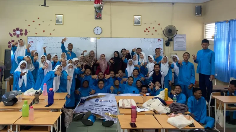 Suasana ceria siswa SMAN 8 Pekanbaru bersama Tim PKM-PM Universitas Abdurrab usai kegiatan Edukosme: Edukasi Kosmetika Aman dan Halal, Jumat (22/8/2025). Foto: pribadi 