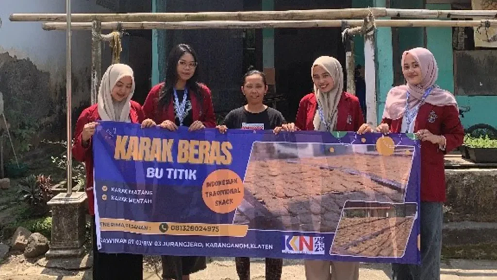 Penyerahan Banner kepada UMKM Karak Beras Bu Titik. Foto: pribadi