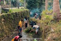 Mahasiswa KKN 52 UMBY bersama warga Dusun Badean, Bantul, bergotong royong membersihkan aliran sungai sebagai upaya menjaga kebersihan lingkungan dan mencegah banjir. Foto: KKN UMBY 52