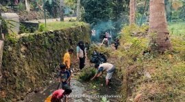 Mahasiswa KKN 52 UMBY bersama warga Dusun Badean, Bantul, bergotong royong membersihkan aliran sungai sebagai upaya menjaga kebersihan lingkungan dan mencegah banjir. Foto: KKN UMBY 52