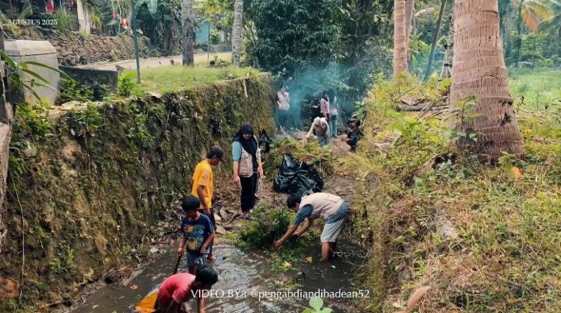 Mahasiswa KKN 52 UMBY bersama warga Dusun Badean, Bantul, bergotong royong membersihkan aliran sungai sebagai upaya menjaga kebersihan lingkungan dan mencegah banjir. Foto: KKN UMBY 52