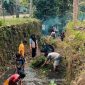 Mahasiswa KKN 52 UMBY bersama warga Dusun Badean, Bantul, bergotong royong membersihkan aliran sungai sebagai upaya menjaga kebersihan lingkungan dan mencegah banjir. Foto: KKN UMBY 52