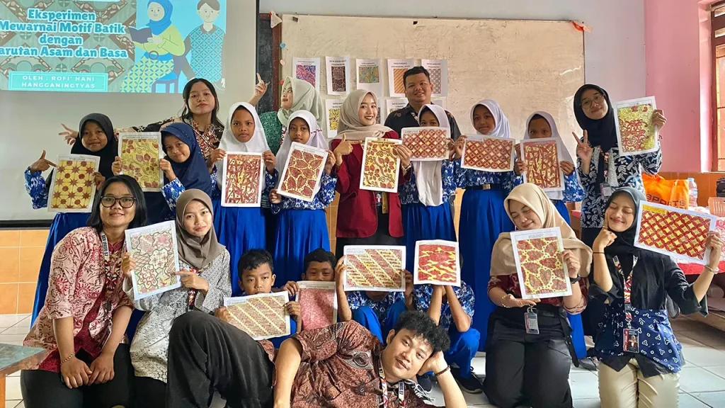 Mahasiswa PGSD UNISRI Kelompok 97 KKN PPM bersama siswa kelas V SD Negeri 1 Sorogaten, Klaten, dengan bangga menunjukkan hasil karya eksperimen pewarnaan motif batik menggunakan larutan asam dan basa dalam pembelajaran bertema kearifan lokal, Rabu (30/7/2025). Foto: pribadi