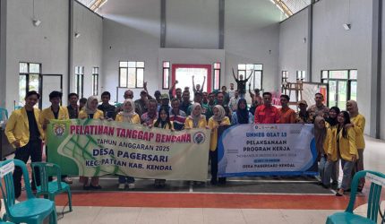 Dokumentasi kelompok KKN bersama BPBD dan masyarakat desa pagersari setelah kegiatan sosialisasi dan simulasi. Foto: KKN GIAT 12 UNNES
