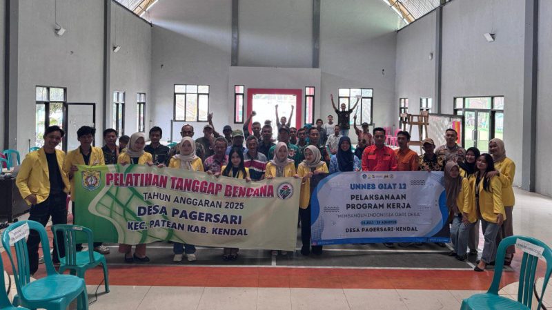 Dokumentasi kelompok KKN bersama BPBD dan masyarakat desa pagersari setelah kegiatan sosialisasi dan simulasi. Foto: KKN GIAT 12 UNNES