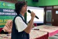 Mahasiswa KKN UNISRI saat memaparkan materi dalam kegiatan sosialisasi bertema “Penggunaan Media Sosial yang Efektif” di Balai Desa Duwet, Kecamatan Ngawen, Kabupaten Klaten, Selasa (29/7/2025). Foto: pribadi