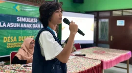 Mahasiswa KKN UNISRI saat memaparkan materi dalam kegiatan sosialisasi bertema “Penggunaan Media Sosial yang Efektif” di Balai Desa Duwet, Kecamatan Ngawen, Kabupaten Klaten, Selasa (29/7/2025). Foto: pribadi
