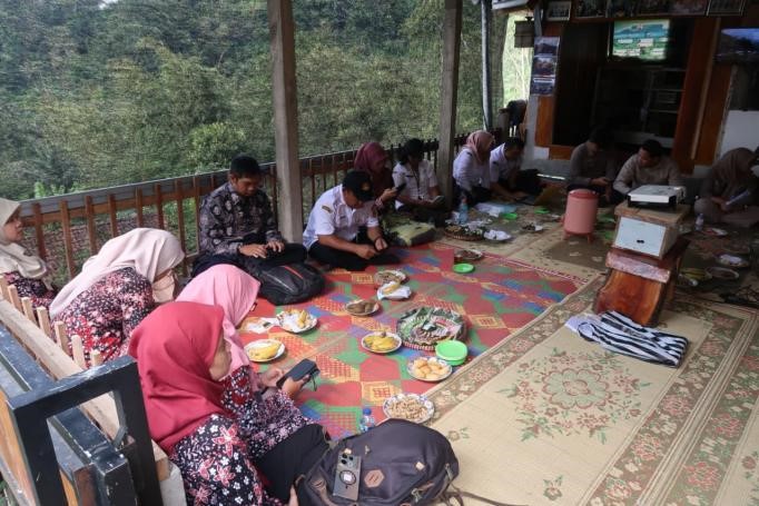 Suasana kebersamaan dalam kegiatan penyuluhan dan pendampingan legalitas produk UMKM bersama KTH Sari Bunga Giyanti di Desa Giyanti, Kecamatan Windusari, Kabupaten Magelang. Foto: pribadi