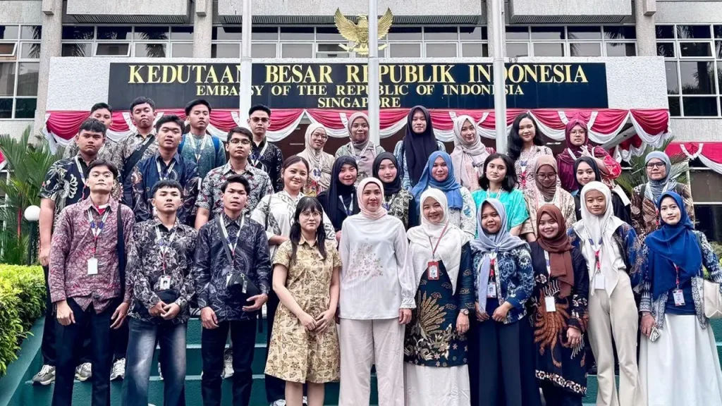 Delegasi SMI Youth Exchange 2025 saat kunjungan resmi ke KBRI untuk mengenal peran diplomasi Indonesia di luar negeri. Sumber: SMI Youth Exchange