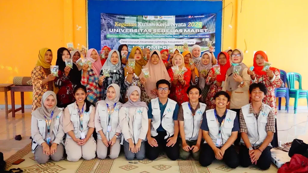 Dokumentasi bersama setelah pelaksanaan praktik pembuatan snack. Foto: KKN 281 UNS
