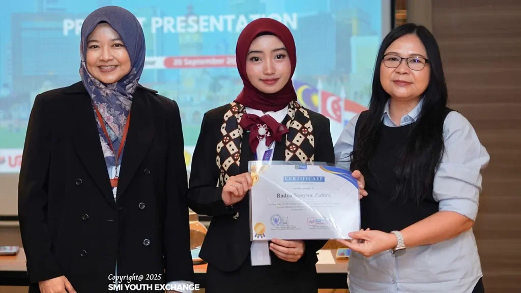 Foto bersama Ibu Siti Nur Azizah (Founder Yayasan Semangat Muda Indonesia) dan Ibu Friny Napasti, M.Pd (Kepala Sekolah Indonesia Kuala Lumpur_SIKL) pada sesi project presentation. Sumber: SMI Youth Exchange