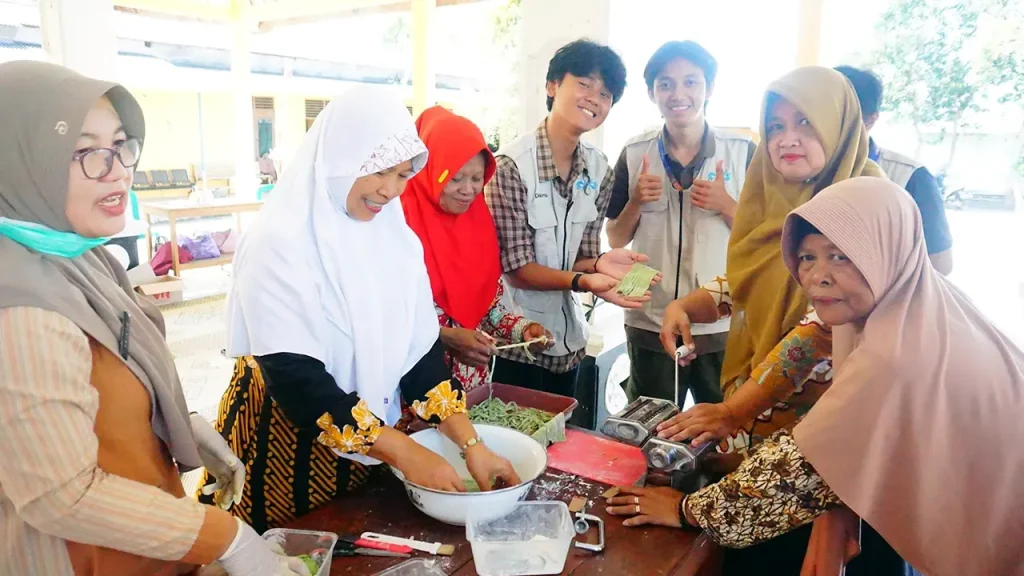 Keterlibatan aktif Ibu-Ibu PKK dalam praktik pembuatan snack. Foto: KKN 281 UNS