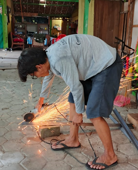 Mahasiswa KKN 13 UNS saat melakukan proses pembuatan prototype mesin pengering jagung. (Foto: KKN 13 UNS