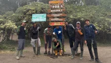 Mahasiswa KKN 32 UNS berfoto bersama di Pos 5 (Sabana 2) setelah memasang papan informasi jalur pendakian Merbabu via Selo. Foto: KKN 32 UNS
