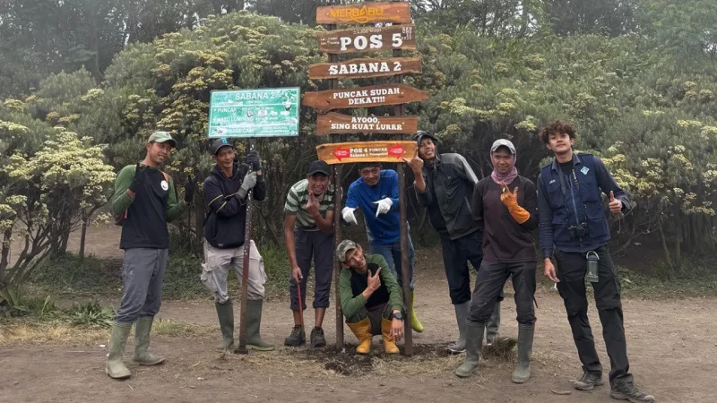 Mahasiswa KKN 32 UNS berfoto bersama di Pos 5 (Sabana 2) setelah memasang papan informasi jalur pendakian Merbabu via Selo. Foto: KKN 32 UNS
