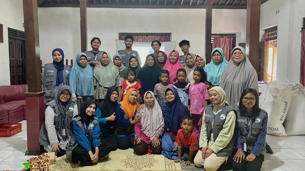 Mahasiswa KKN 62 UNS berfoto bersama warga Desa Sewurejo usai kegiatan sosialisasi dan praktik pembuatan lubang resapan biopori sebagai solusi pengelolaan sampah organik dan pencegahan genangan air. Foto: KKN 62 UNS