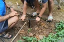 Mahasiswa KKN 62 UNS bersama warga Desa Sewurejo melakukan praktik langsung pembuatan lubang resapan biopori sebagai upaya pengelolaan sampah organik dan pencegahan genangan air. Foto: KKN 62 UNS