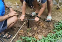 Mahasiswa KKN 62 UNS bersama warga Desa Sewurejo melakukan praktik langsung pembuatan lubang resapan biopori sebagai upaya pengelolaan sampah organik dan pencegahan genangan air. Foto: KKN 62 UNS