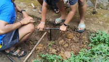 Mahasiswa KKN 62 UNS bersama warga Desa Sewurejo melakukan praktik langsung pembuatan lubang resapan biopori sebagai upaya pengelolaan sampah organik dan pencegahan genangan air. Foto: KKN 62 UNS