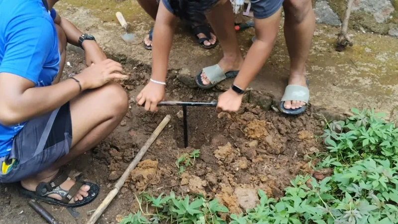 Mahasiswa KKN 62 UNS bersama warga Desa Sewurejo melakukan praktik langsung pembuatan lubang resapan biopori sebagai upaya pengelolaan sampah organik dan pencegahan genangan air. Foto: KKN 62 UNS