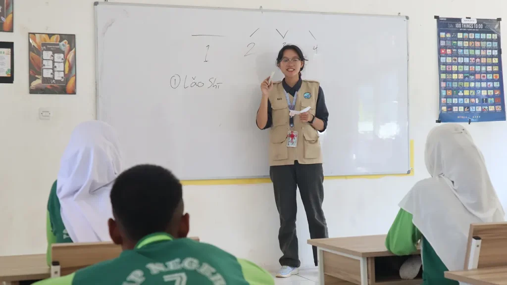 Mahasiswa KKN Mengajar Bahasa Mandarin di SMP Negeri 7 Sape. Foto: KKN 2 UNS
