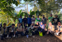 Mahasiswa KKN UNS 63 memberikan edukasi tentang pembibitan tanaman nilam di galon kepada kelompok tani pada Senin 24 Juli 2024 Foto: KKN 63 UNS