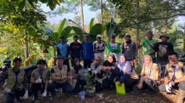 Mahasiswa KKN UNS 63 memberikan edukasi tentang pembibitan tanaman nilam di galon kepada kelompok tani pada Senin 24 Juli 2024 Foto: KKN 63 UNS
