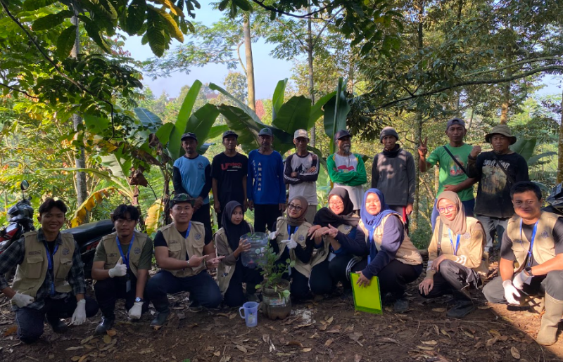 Mahasiswa KKN UNS 63 memberikan edukasi tentang pembibitan tanaman nilam di galon kepada kelompok tani pada Senin 24 Juli 2024 Foto: KKN 63 UNS