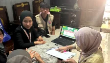 Mahasiswa KKN UNS Desa Ngumpul saat melakukan pendampingan langsung kepada pelaku UMKM terkait pencatatan keuangan sederhana dan strategi pemasaran produk di rumah warga. (doc. KKN 225 UNS)