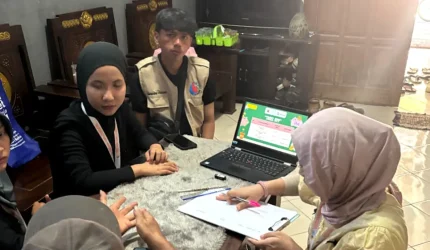 Mahasiswa KKN UNS Desa Ngumpul saat melakukan pendampingan langsung kepada pelaku UMKM terkait pencatatan keuangan sederhana dan strategi pemasaran produk di rumah warga. (doc. KKN 225 UNS)
