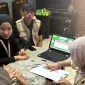 Mahasiswa KKN UNS Desa Ngumpul saat melakukan pendampingan langsung kepada pelaku UMKM terkait pencatatan keuangan sederhana dan strategi pemasaran produk di rumah warga. (doc. KKN 225 UNS)