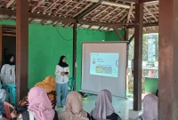 Mahasiswa KKN UNS Kelompok 14 saat memberikan pelatihan strategi pengemasan produk kepada warga Desa Semanggi, Blora, dalam program pemberdayaan olahan jagung menjadi keripik bernilai jual tinggi. Foto: KKN 14 UNS