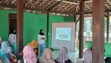 Mahasiswa KKN UNS Kelompok 14 saat memberikan pelatihan strategi pengemasan produk kepada warga Desa Semanggi, Blora, dalam program pemberdayaan olahan jagung menjadi keripik bernilai jual tinggi. Foto: KKN 14 UNS