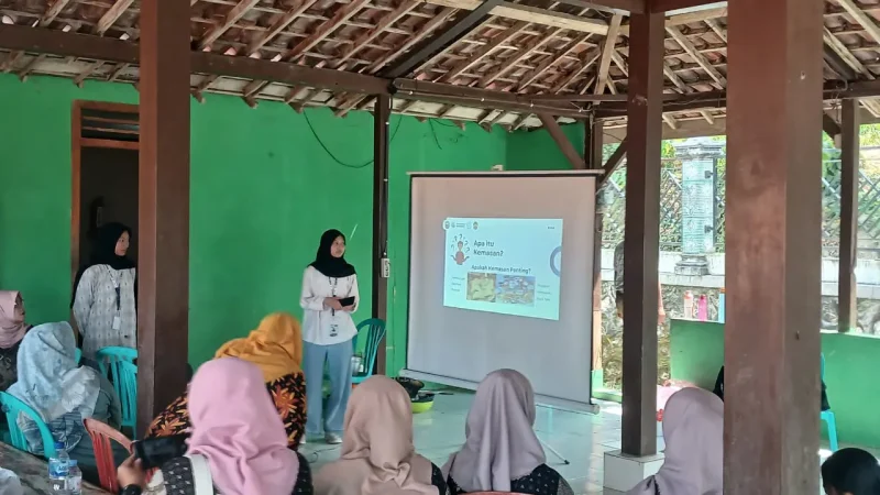 Mahasiswa KKN UNS Kelompok 14 saat memberikan pelatihan strategi pengemasan produk kepada warga Desa Semanggi, Blora, dalam program pemberdayaan olahan jagung menjadi keripik bernilai jual tinggi. Foto: KKN 14 UNS