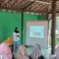 Mahasiswa KKN UNS Kelompok 14 saat memberikan pelatihan strategi pengemasan produk kepada warga Desa Semanggi, Blora, dalam program pemberdayaan olahan jagung menjadi keripik bernilai jual tinggi. Foto: KKN 14 UNS
