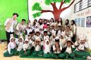 Mahasiswa KKN UNS bersama Ibu Ketua Bhayangkari Cabang Lombok Utara, Ny. Heny Agus Purwanta memberikan edukasi tentang pentingnya literasil kepada warga Dusun Paok Rempek, Kamis (6/8/2025). Foto: KKN 8 UNS