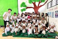 Mahasiswa KKN UNS bersama Ibu Ketua Bhayangkari Cabang Lombok Utara, Ny. Heny Agus Purwanta memberikan edukasi tentang pentingnya literasil kepada warga Dusun Paok Rempek, Kamis (6/8/2025). Foto: KKN 8 UNS