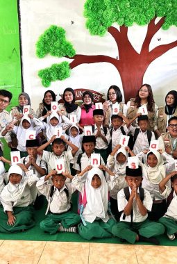 Mahasiswa KKN UNS Hadirkan Pojok Baca Kreatif, Tingkatkan Semangat Literasi Siswa SD MIS Ishlahul Ummah NW Paok Rempek di Lombok Utara