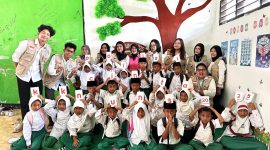 Mahasiswa KKN UNS bersama Ibu Ketua Bhayangkari Cabang Lombok Utara, Ny. Heny Agus Purwanta memberikan edukasi tentang pentingnya literasil kepada warga Dusun Paok Rempek, Kamis (6/8/2025). Foto: KKN 8 UNS
