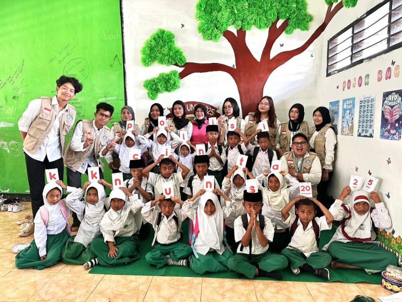 Mahasiswa KKN UNS bersama Ibu Ketua Bhayangkari Cabang Lombok Utara, Ny. Heny Agus Purwanta memberikan edukasi tentang pentingnya literasil kepada warga Dusun Paok Rempek, Kamis (6/8/2025). Foto: KKN 8 UNS
