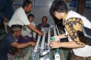 Mahasiswa KKN juga turut mendampingi masyarakat membuat instalasi Hidroponik sederhana. Foto: KKN 281 UNS