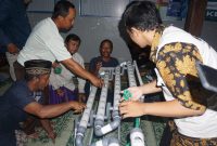 Mahasiswa KKN juga turut mendampingi masyarakat membuat instalasi Hidroponik sederhana. Foto: KKN 281 UNS