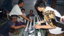 Mahasiswa KKN juga turut mendampingi masyarakat membuat instalasi Hidroponik sederhana. Foto: KKN 281 UNS