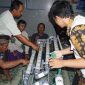 Mahasiswa KKN juga turut mendampingi masyarakat membuat instalasi Hidroponik sederhana. Foto: KKN 281 UNS