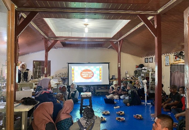 Mahasiswa KKN kelompok 29 UNS Solo menggelar Pelatihan English For Daily Life di Desa Klewor, Kecamatan Kemusu, Kabupaten Boyolali, Minggu 27 Juli 2025. Foto: KKN 29 UNS