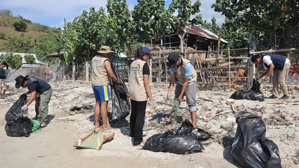 Mahasiswa KKN melaksanakan Kegiatan Pembersihan Pantai Buaya. Foto: KKN 2 UNS