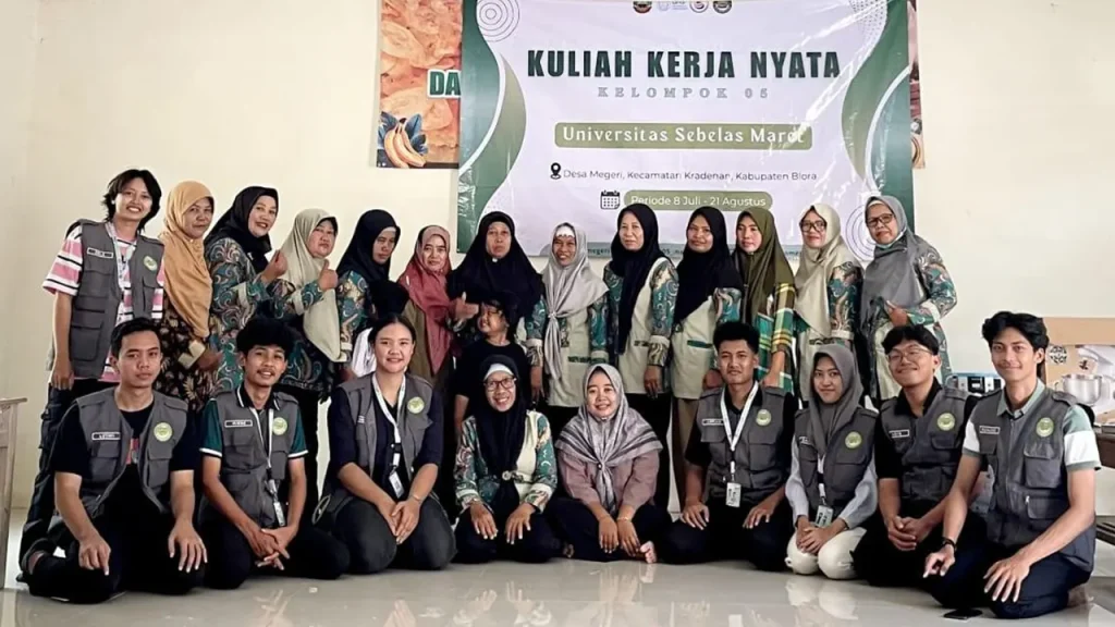 Mahasiswa kelompok 05 KKN UNS bersama warga Desa Megeri saat melakukan pelatihan pengolahan daun jati menjadi teh herbal. Foto: KKN 05 UNS
